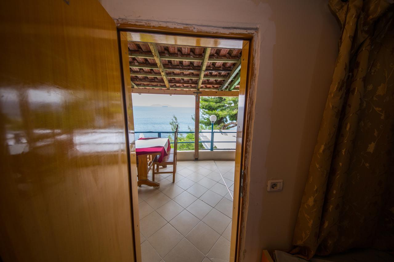 Isi Rooms Вльора Екстер'єр фото